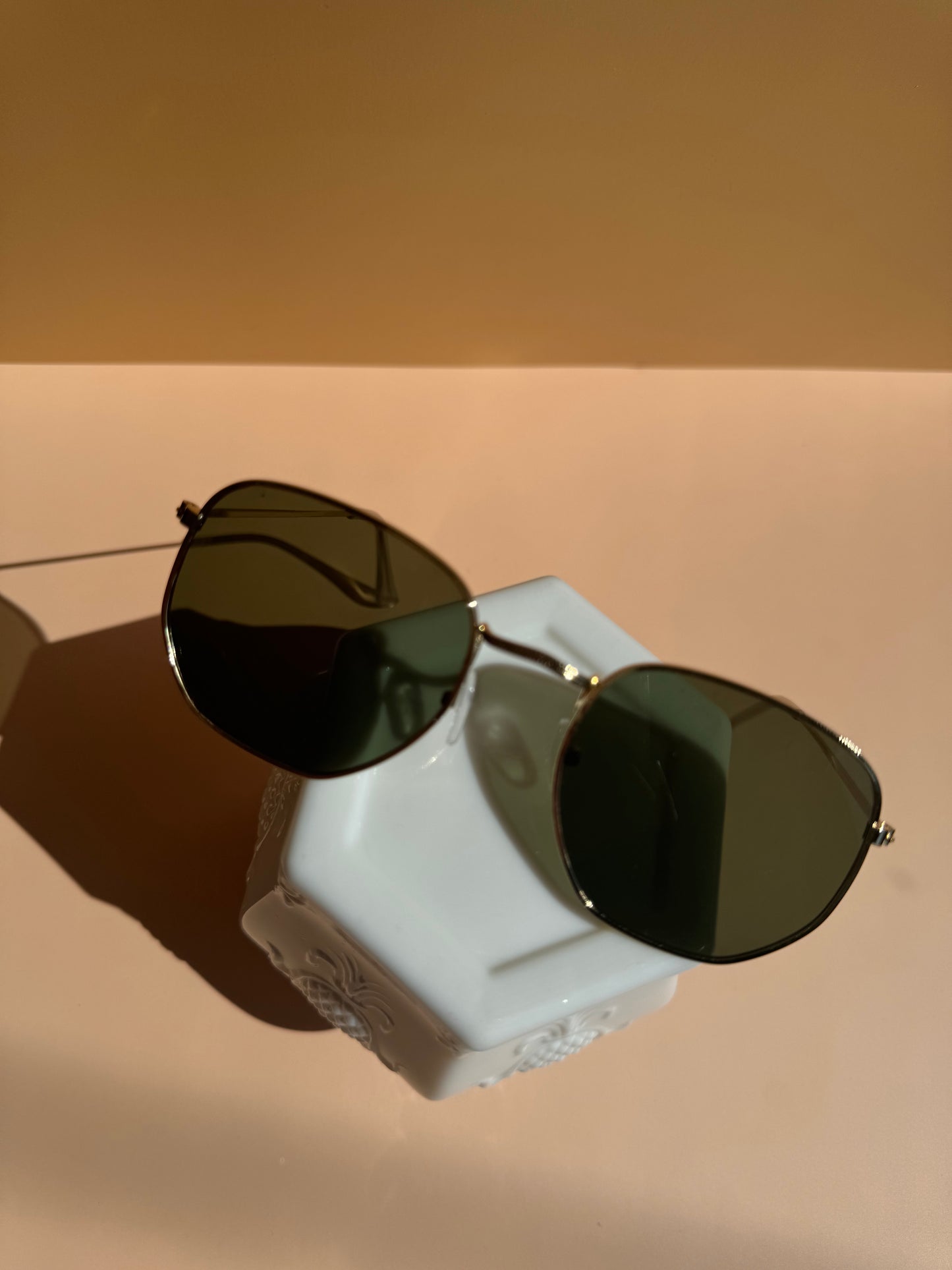 Metallrahmen-Sonnenbrille im minimalistischen Design