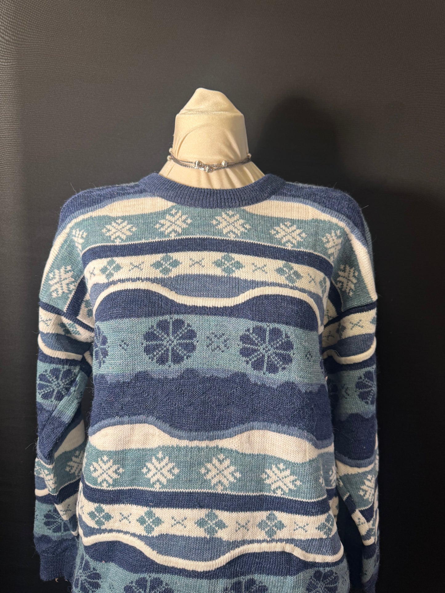 Blauer Strickpullover