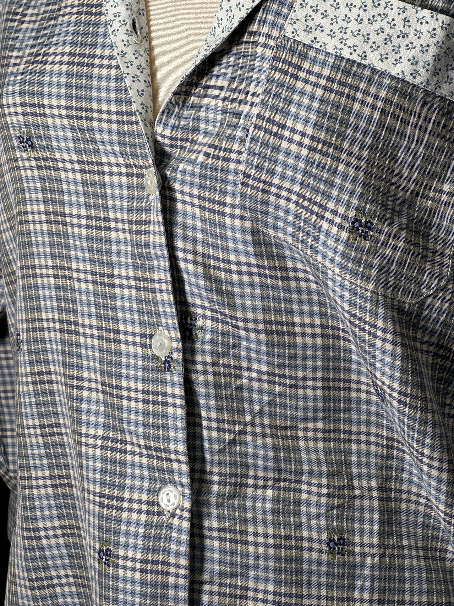 Bluse mit bestickten Blumen