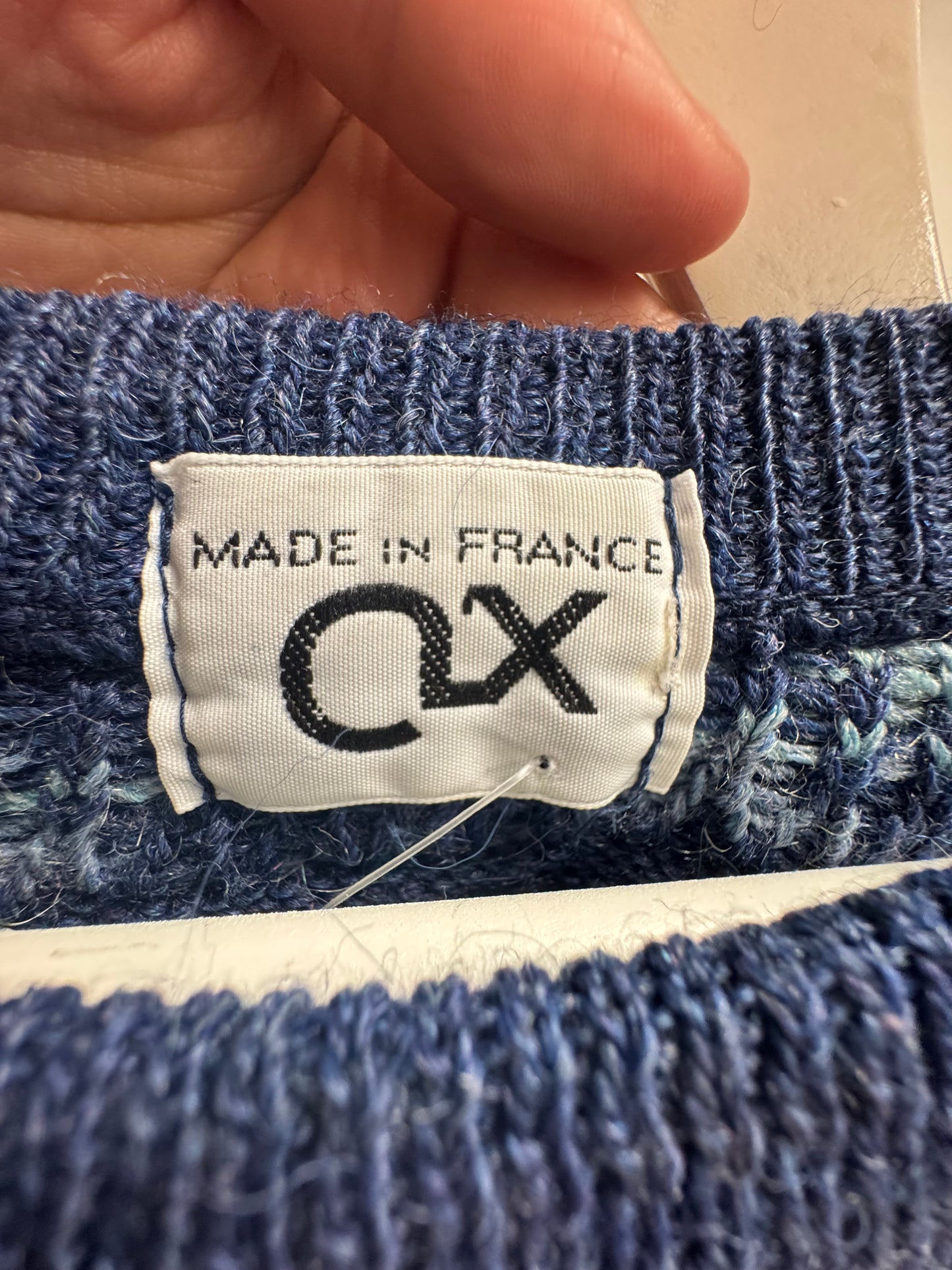 Blauer Strickpullover