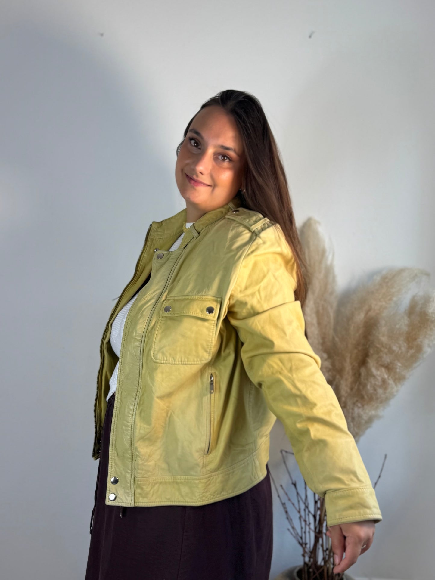 Gelbe Lederjacke