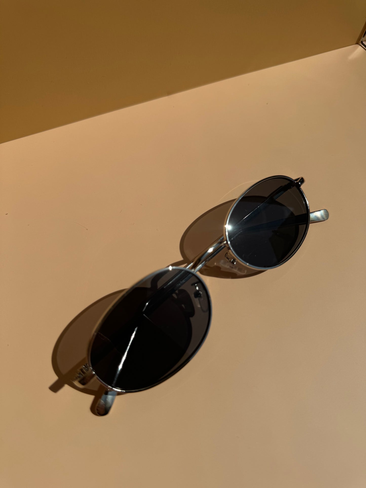 Metallrahmen-Sonnenbrille im minimalistischen Design