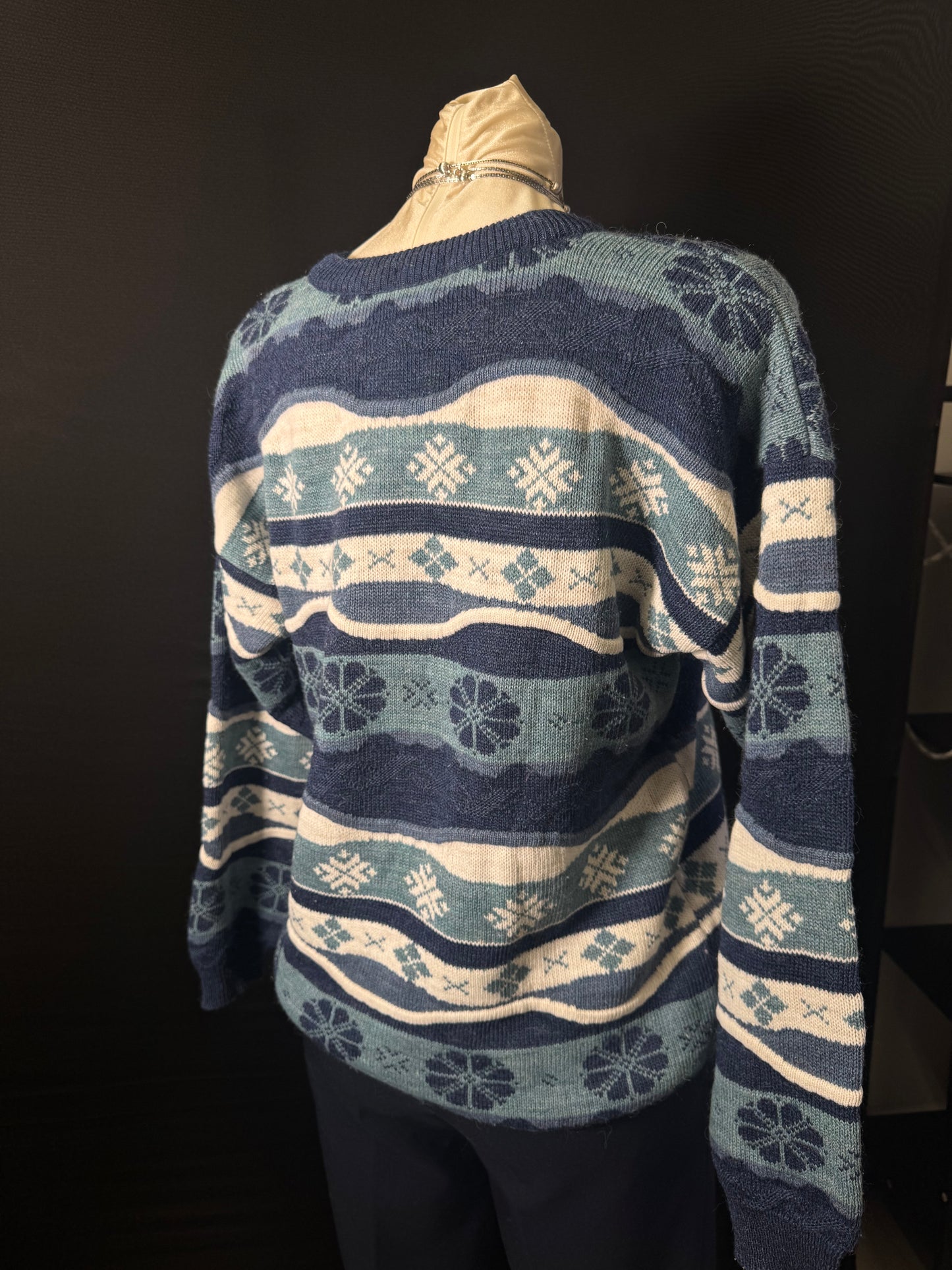 Blauer Strickpullover