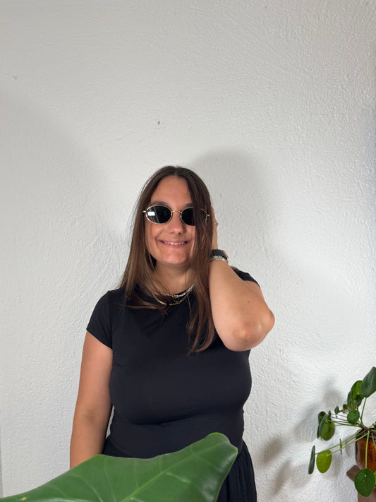 Metallrahmen-Sonnenbrille im minimalistischen Design